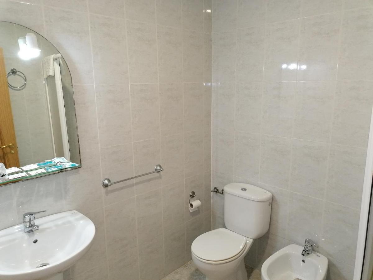 Caces Hostal Hernan Cortes מראה חיצוני תמונה