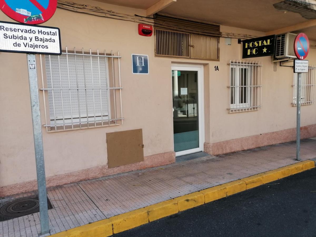 Caces Hostal Hernan Cortes מראה חיצוני תמונה