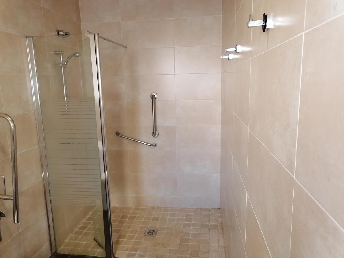 Caces Hostal Hernan Cortes מראה חיצוני תמונה