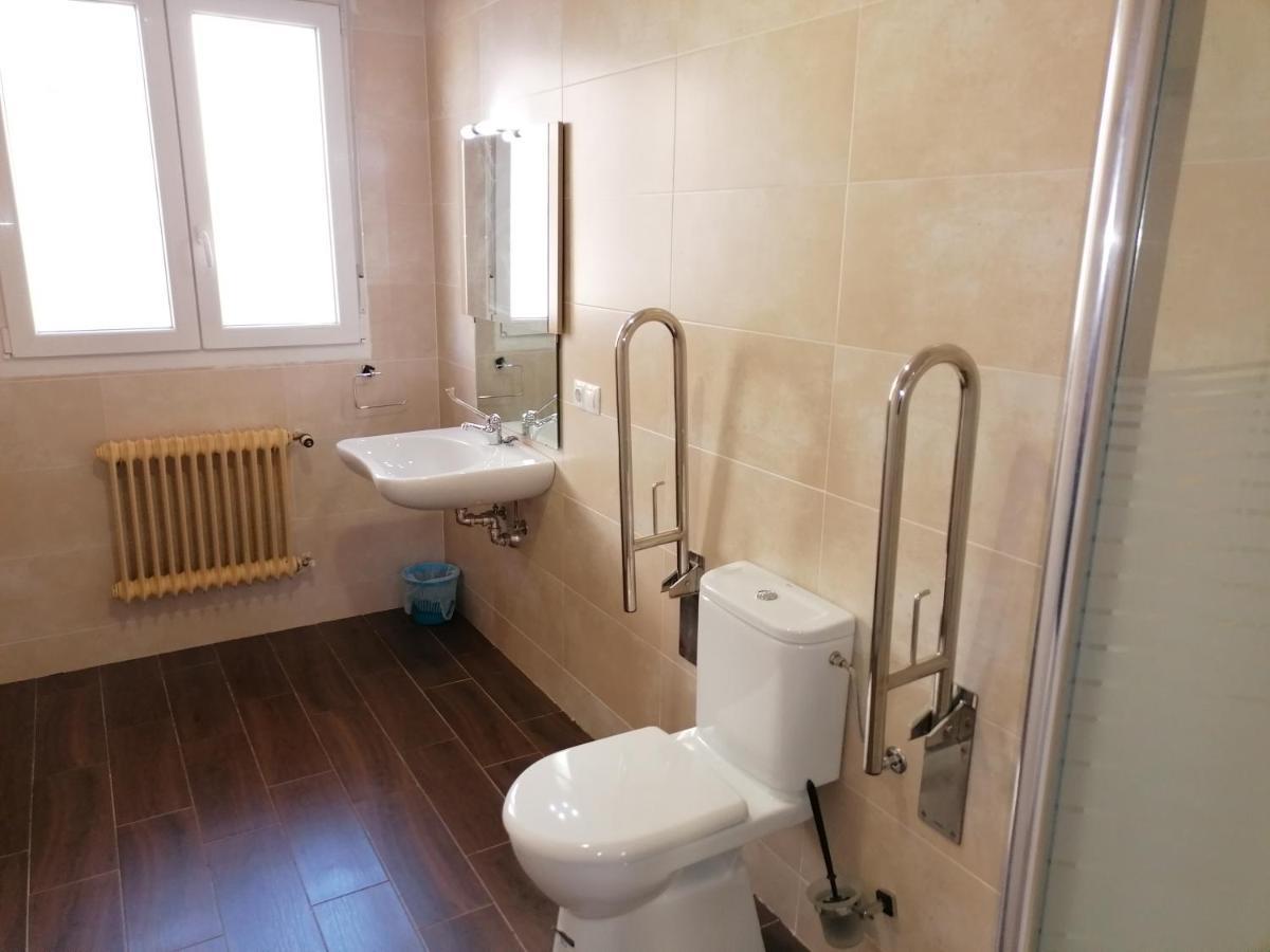 Caces Hostal Hernan Cortes מראה חיצוני תמונה