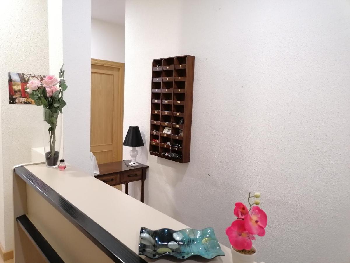 Caces Hostal Hernan Cortes מראה חיצוני תמונה