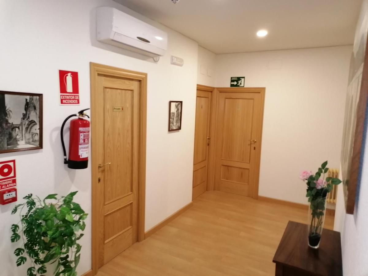 Caces Hostal Hernan Cortes מראה חיצוני תמונה