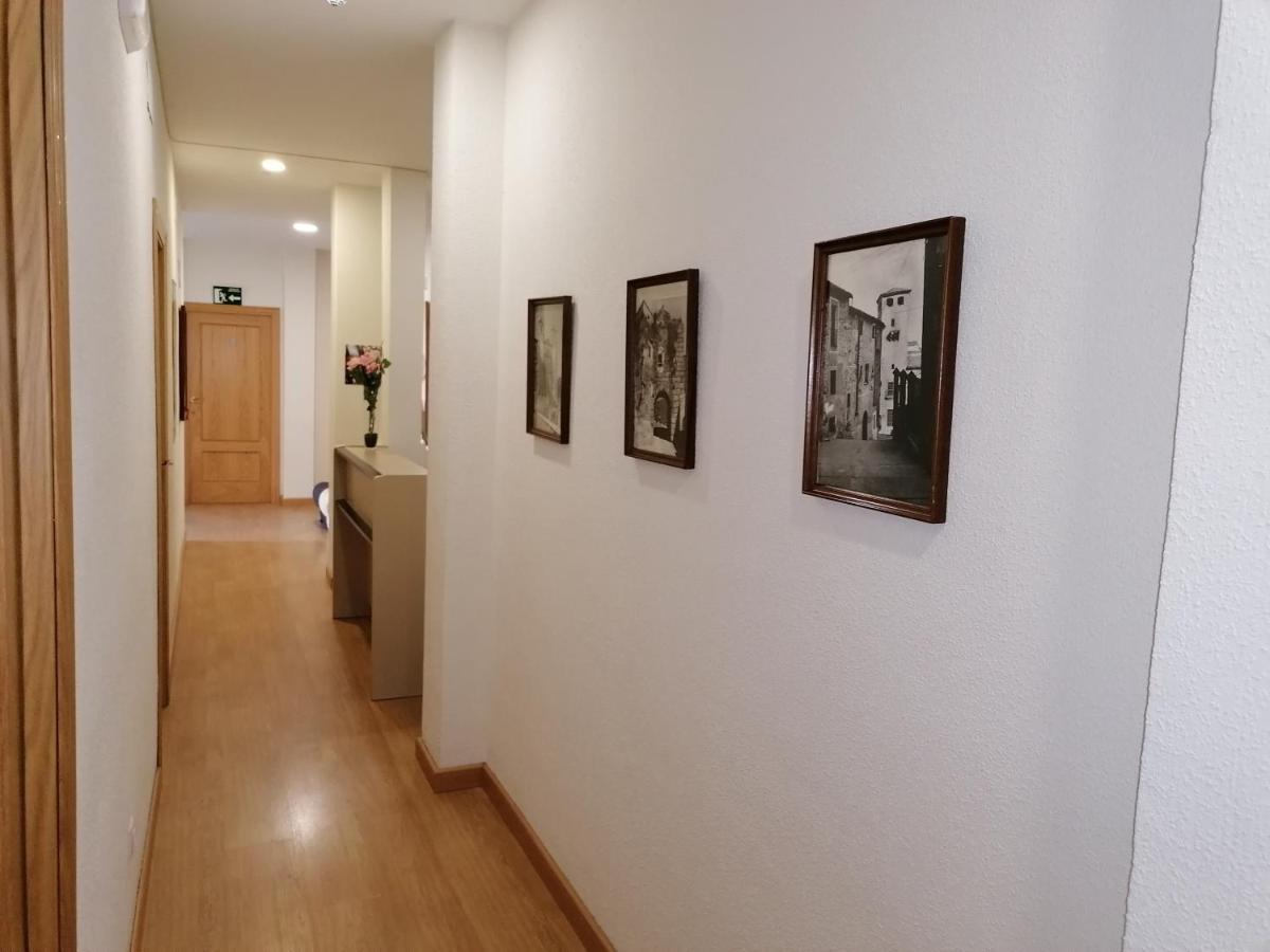Caces Hostal Hernan Cortes מראה חיצוני תמונה