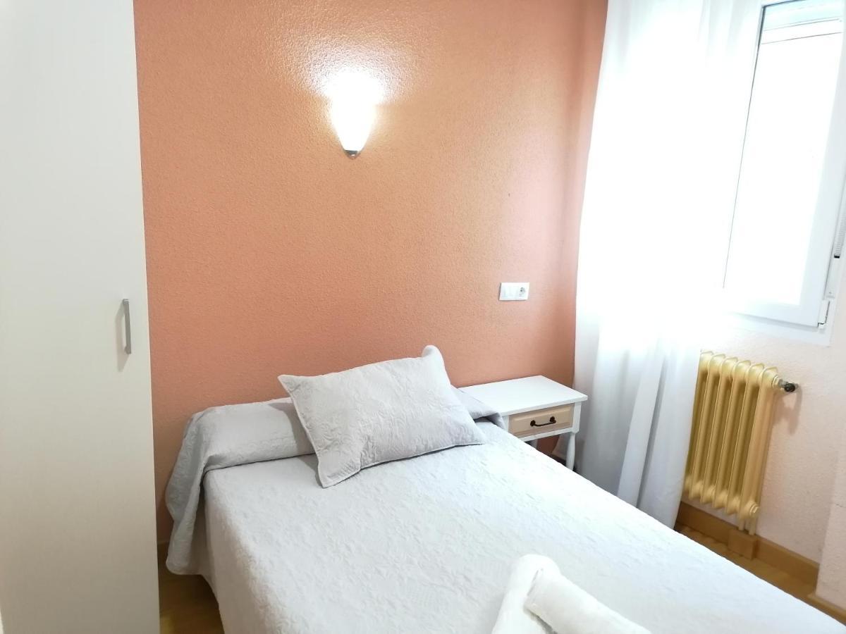 Caces Hostal Hernan Cortes מראה חיצוני תמונה