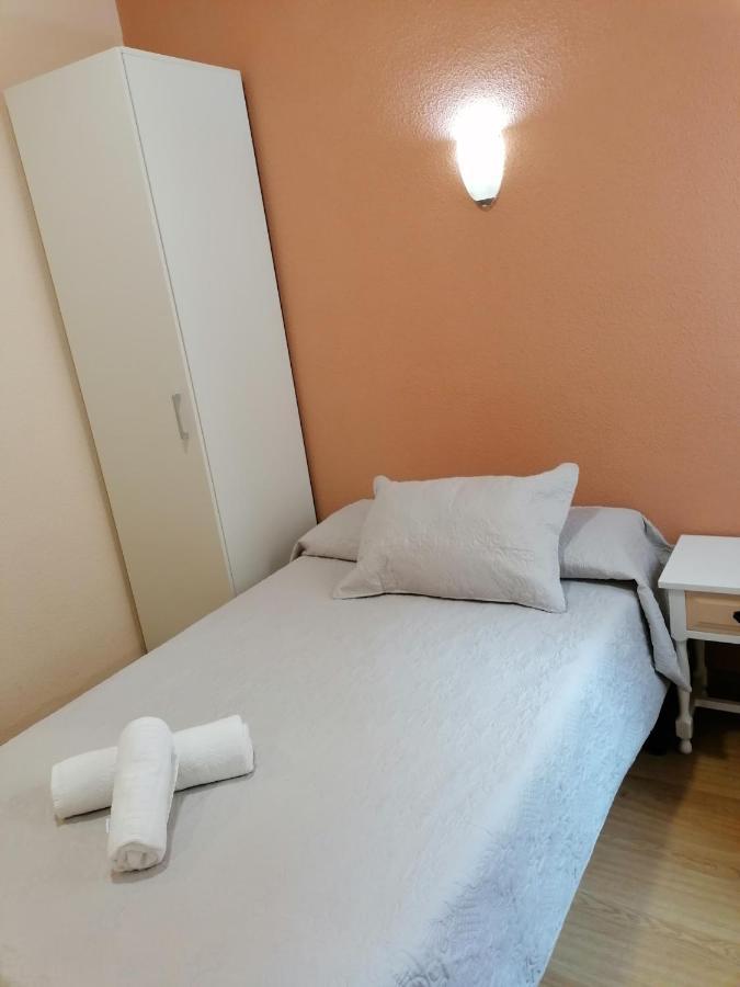 Caces Hostal Hernan Cortes מראה חיצוני תמונה