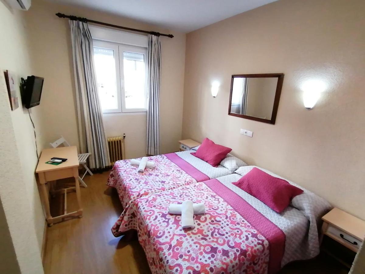 Caces Hostal Hernan Cortes מראה חיצוני תמונה