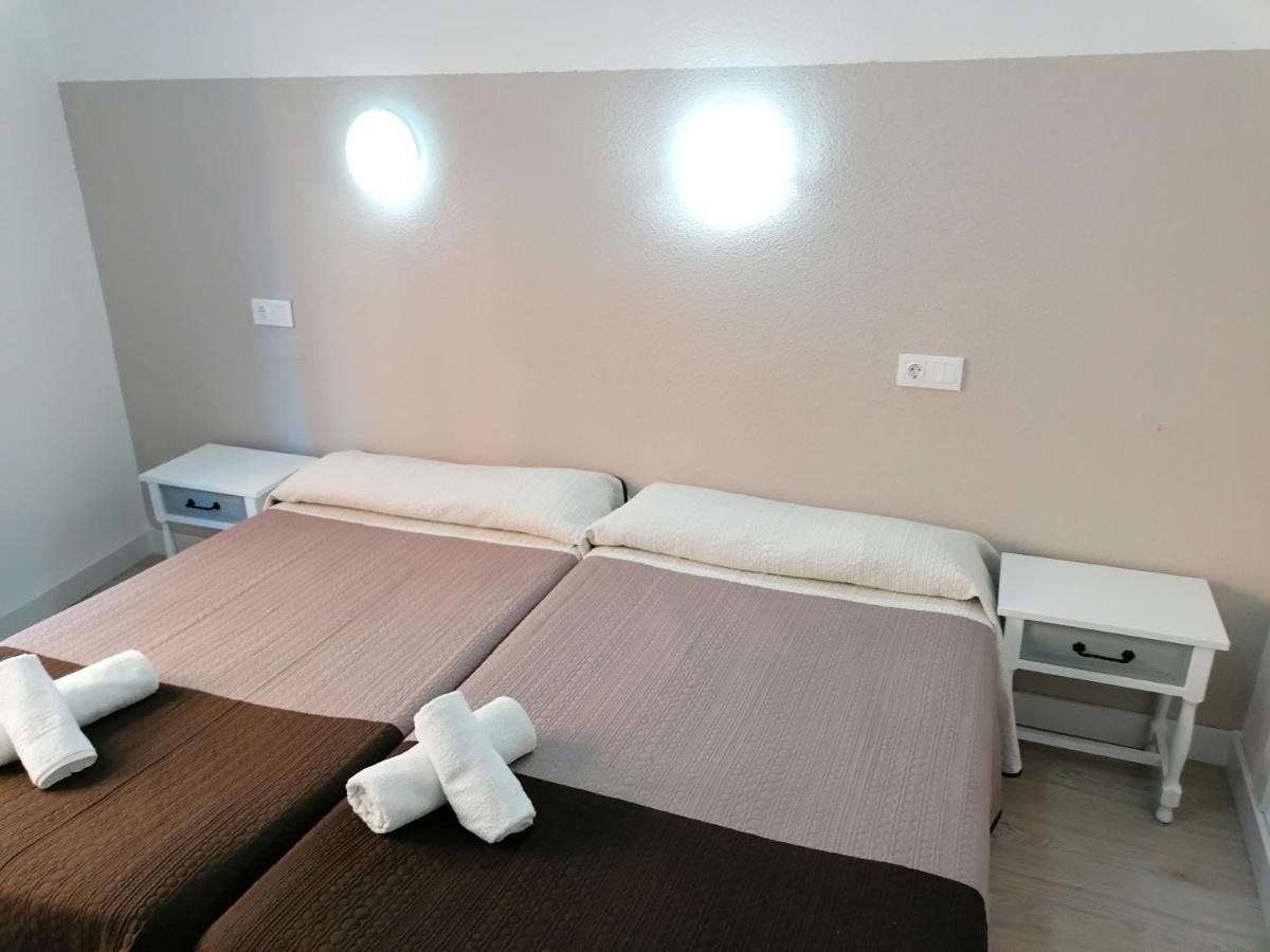 Caces Hostal Hernan Cortes מראה חיצוני תמונה