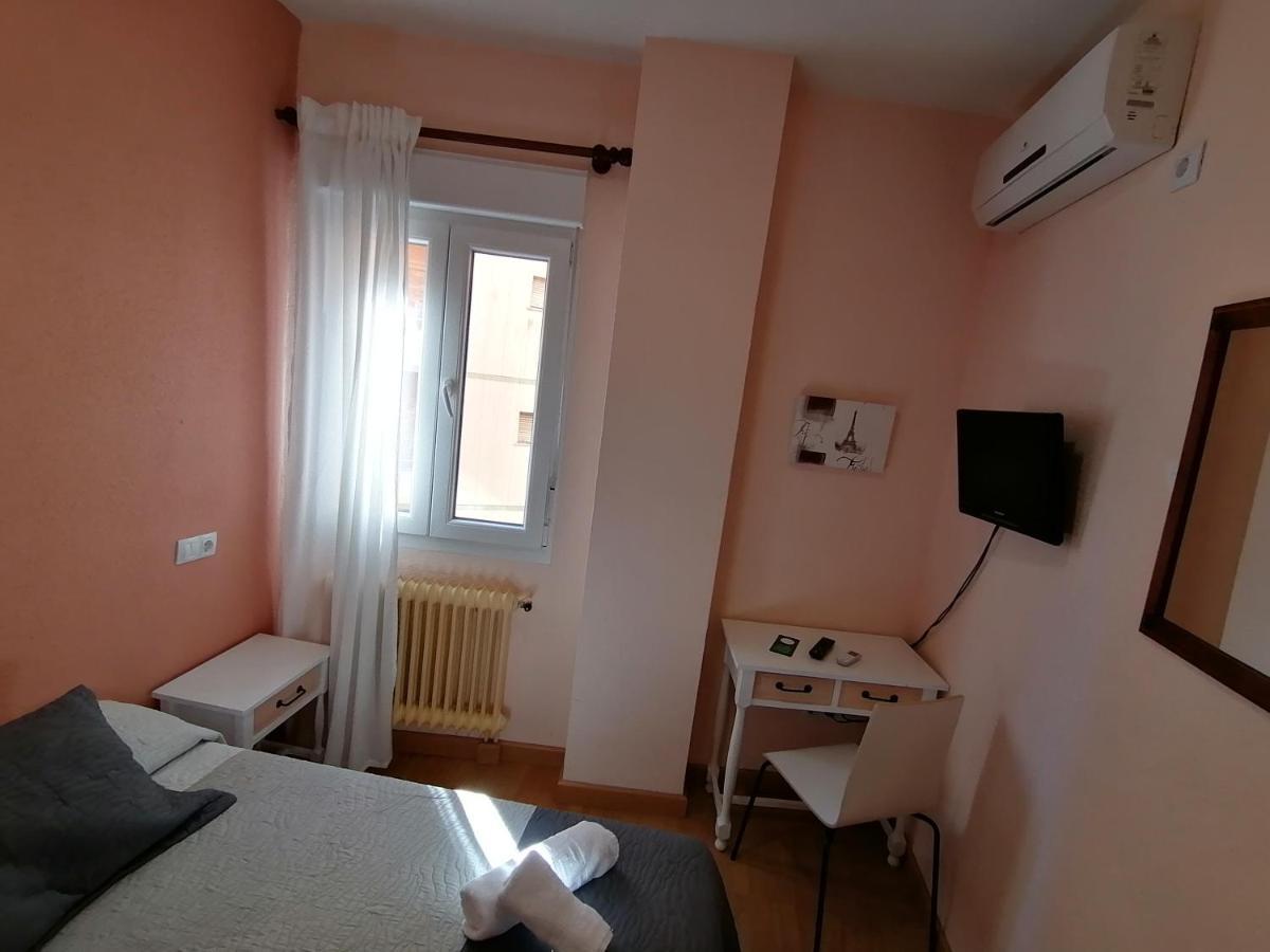 Caces Hostal Hernan Cortes מראה חיצוני תמונה