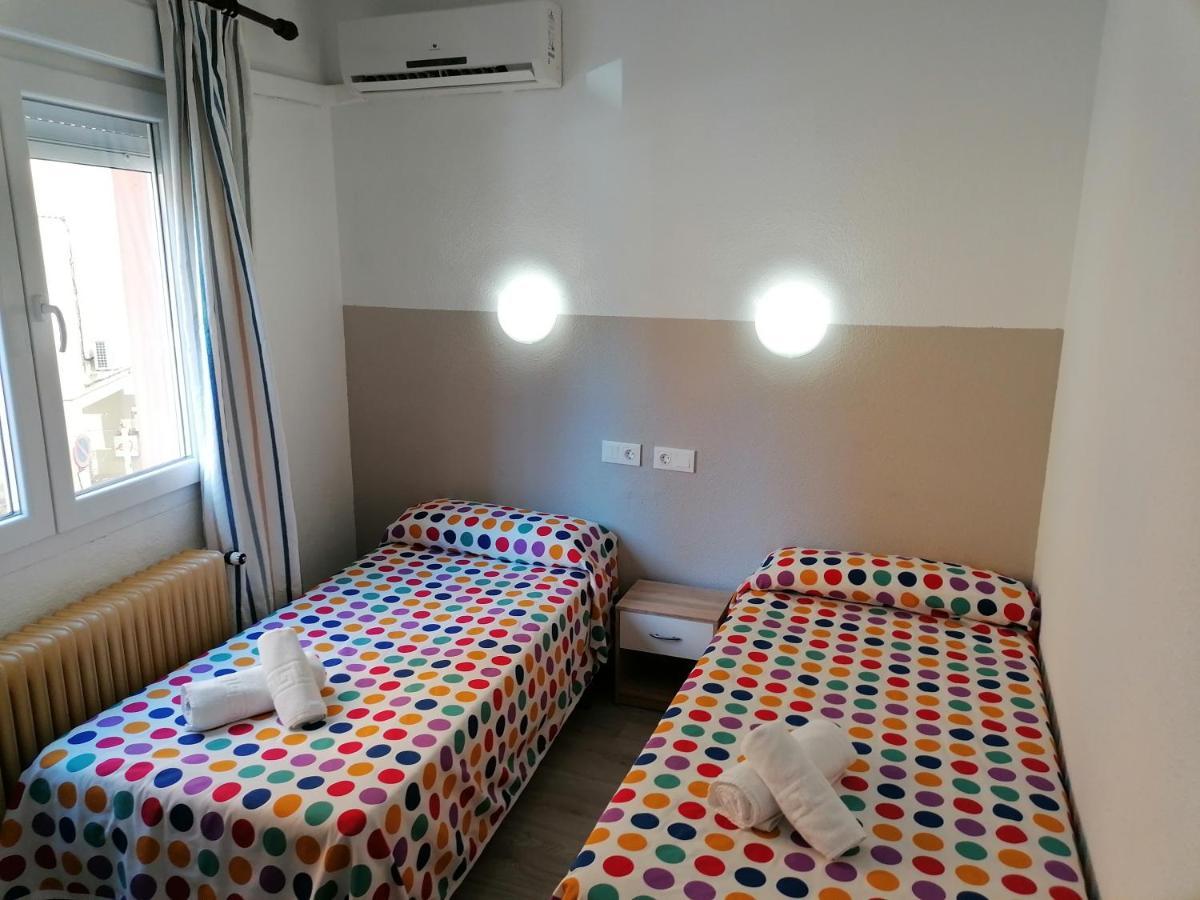 Caces Hostal Hernan Cortes מראה חיצוני תמונה