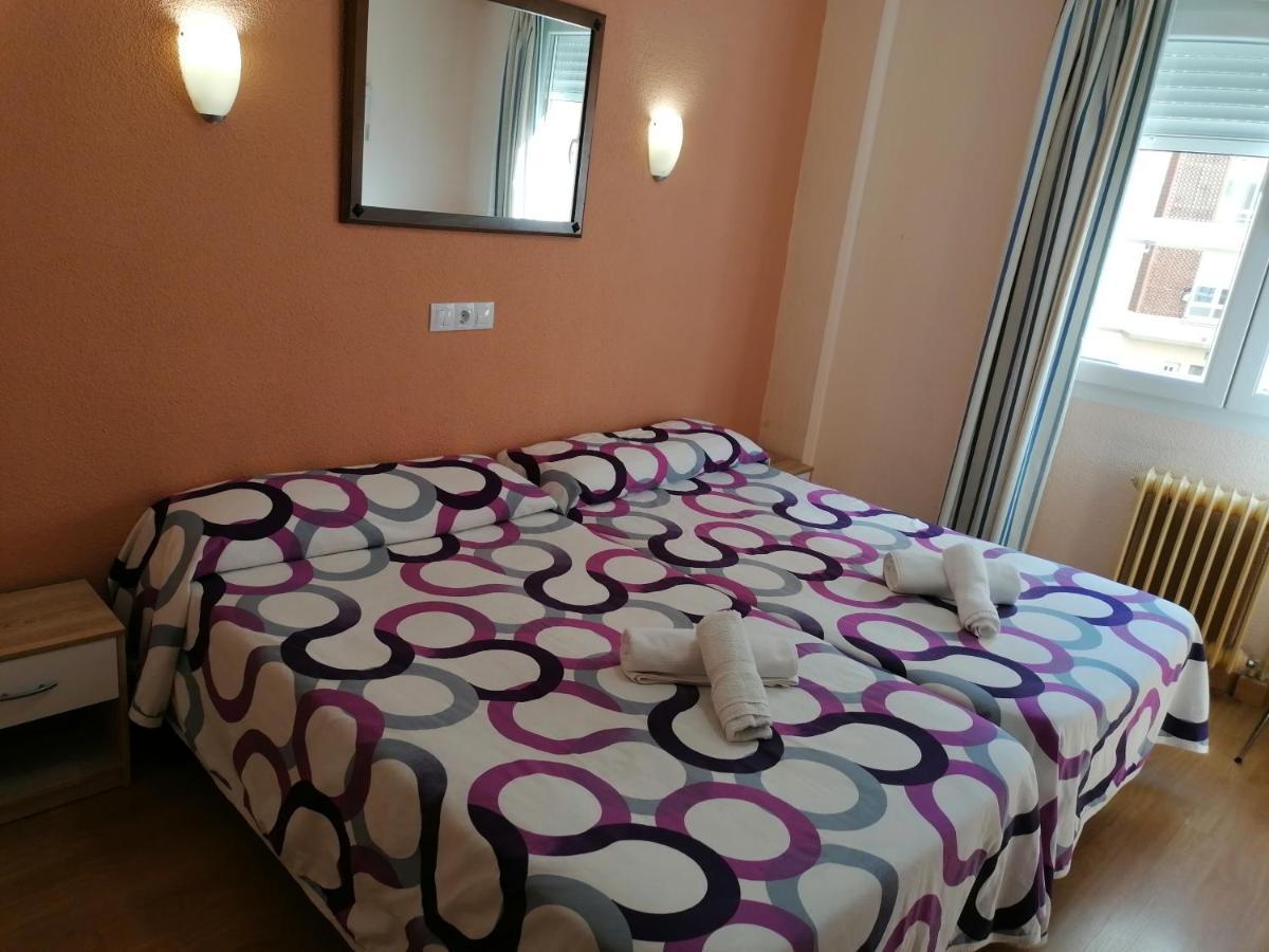Caces Hostal Hernan Cortes מראה חיצוני תמונה