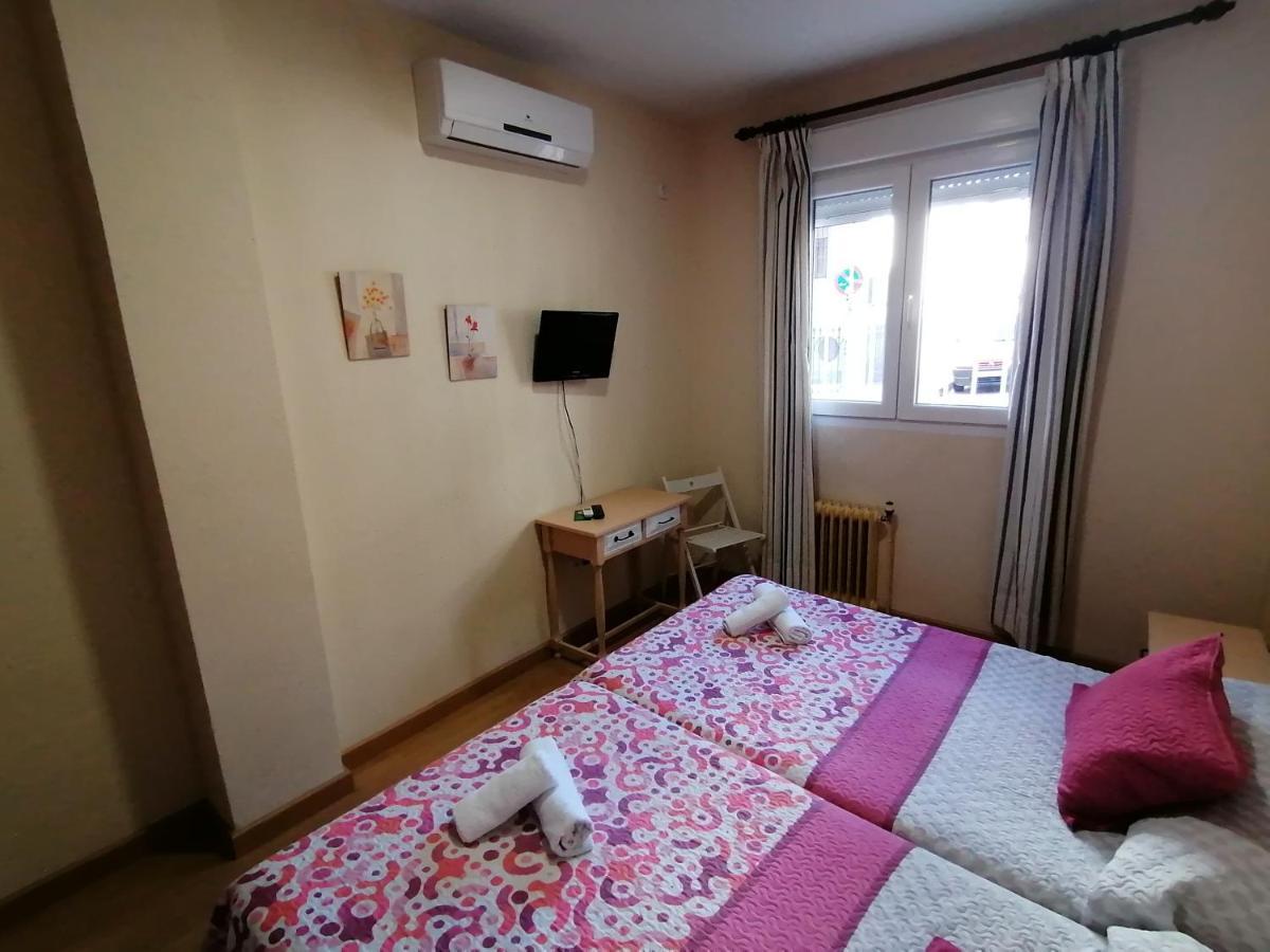 Caces Hostal Hernan Cortes מראה חיצוני תמונה
