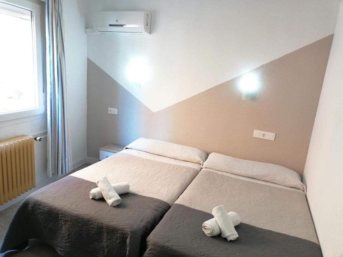 Caces Hostal Hernan Cortes מראה חיצוני תמונה
