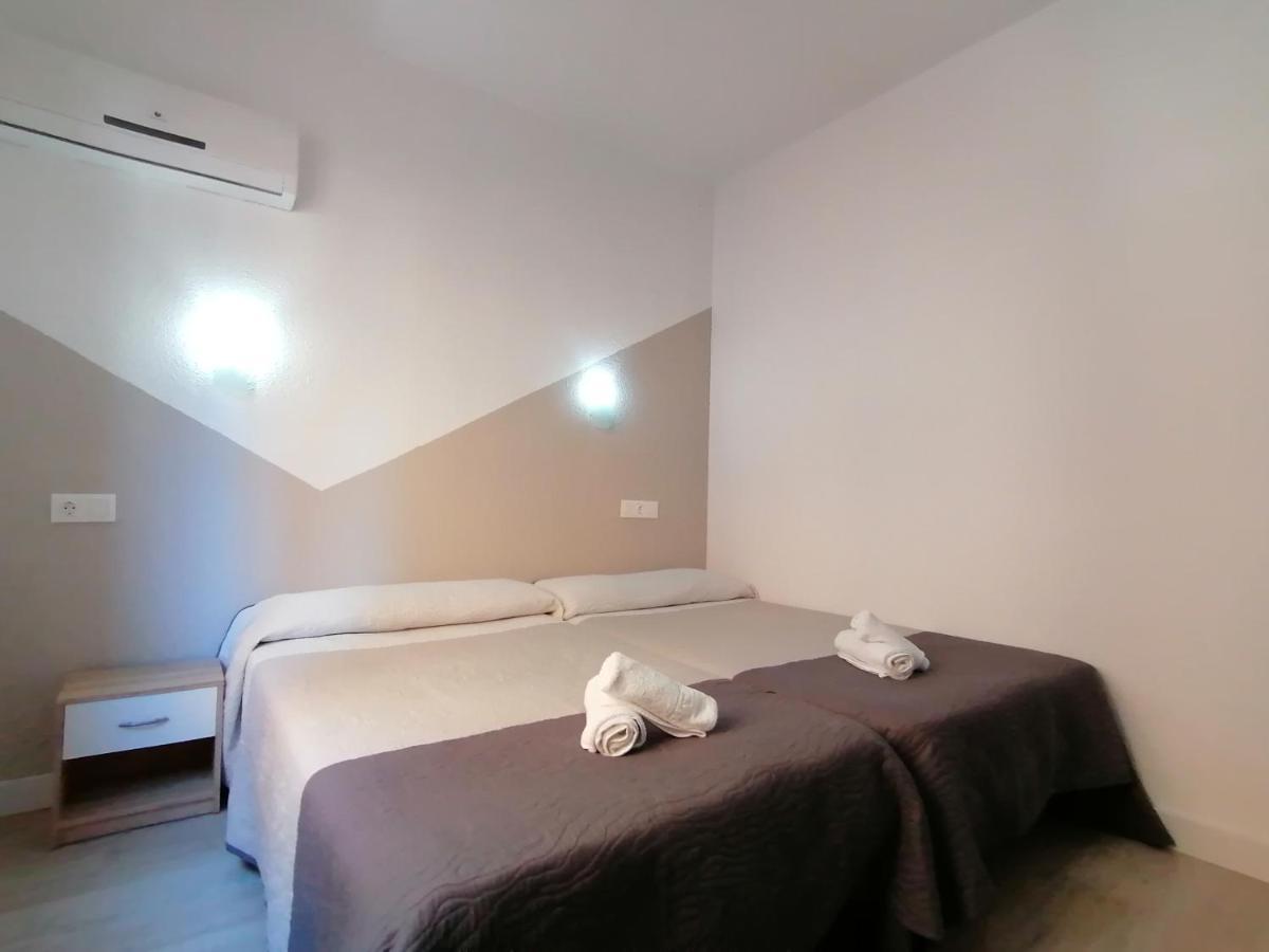 Caces Hostal Hernan Cortes מראה חיצוני תמונה