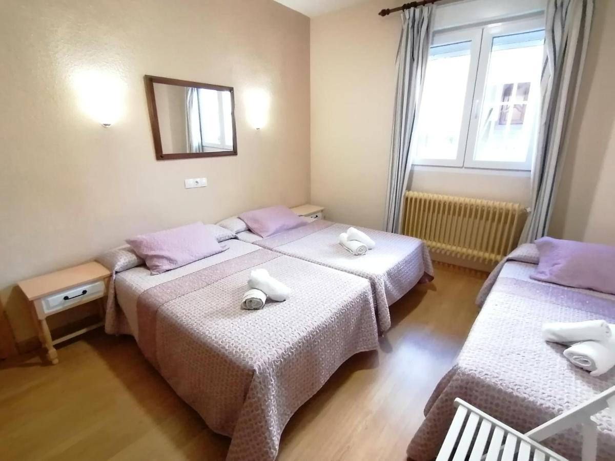 Caces Hostal Hernan Cortes מראה חיצוני תמונה