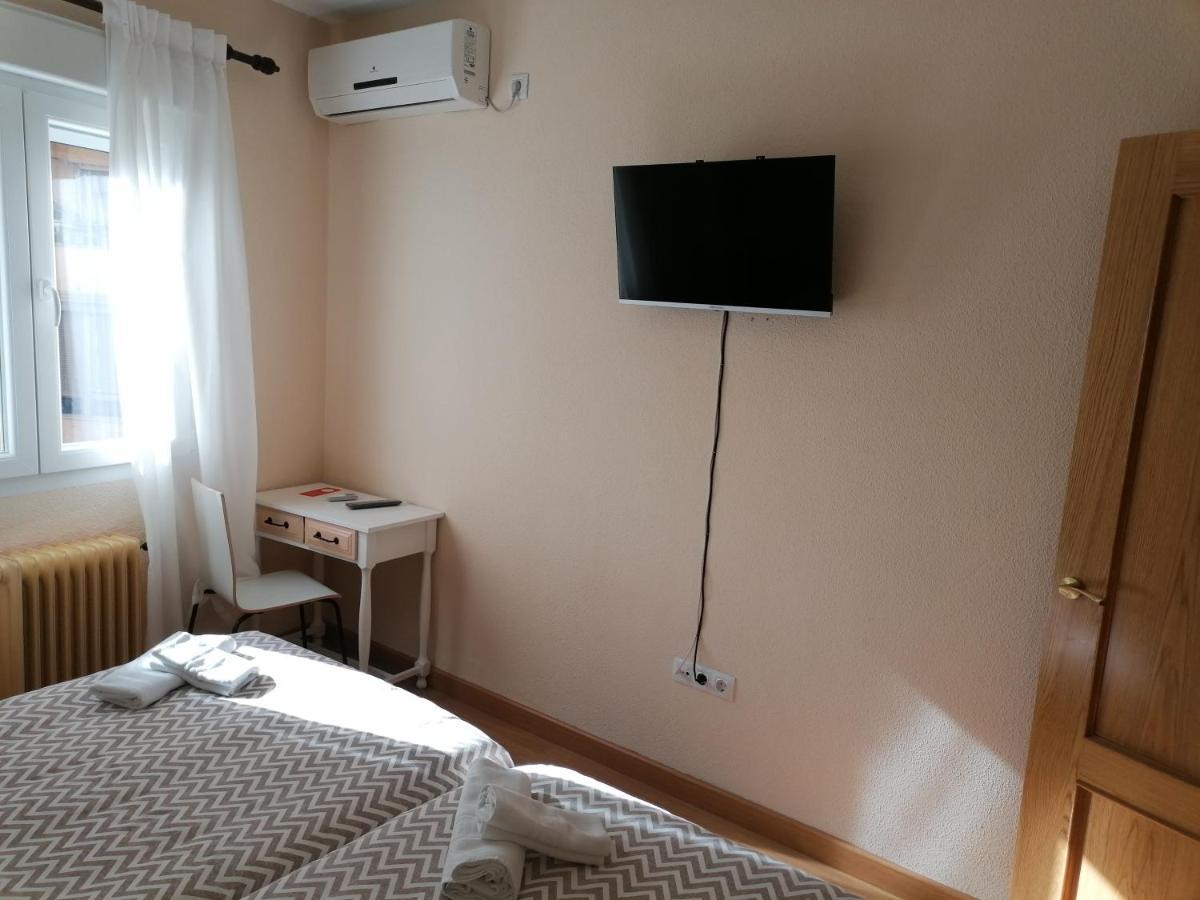 Caces Hostal Hernan Cortes מראה חיצוני תמונה