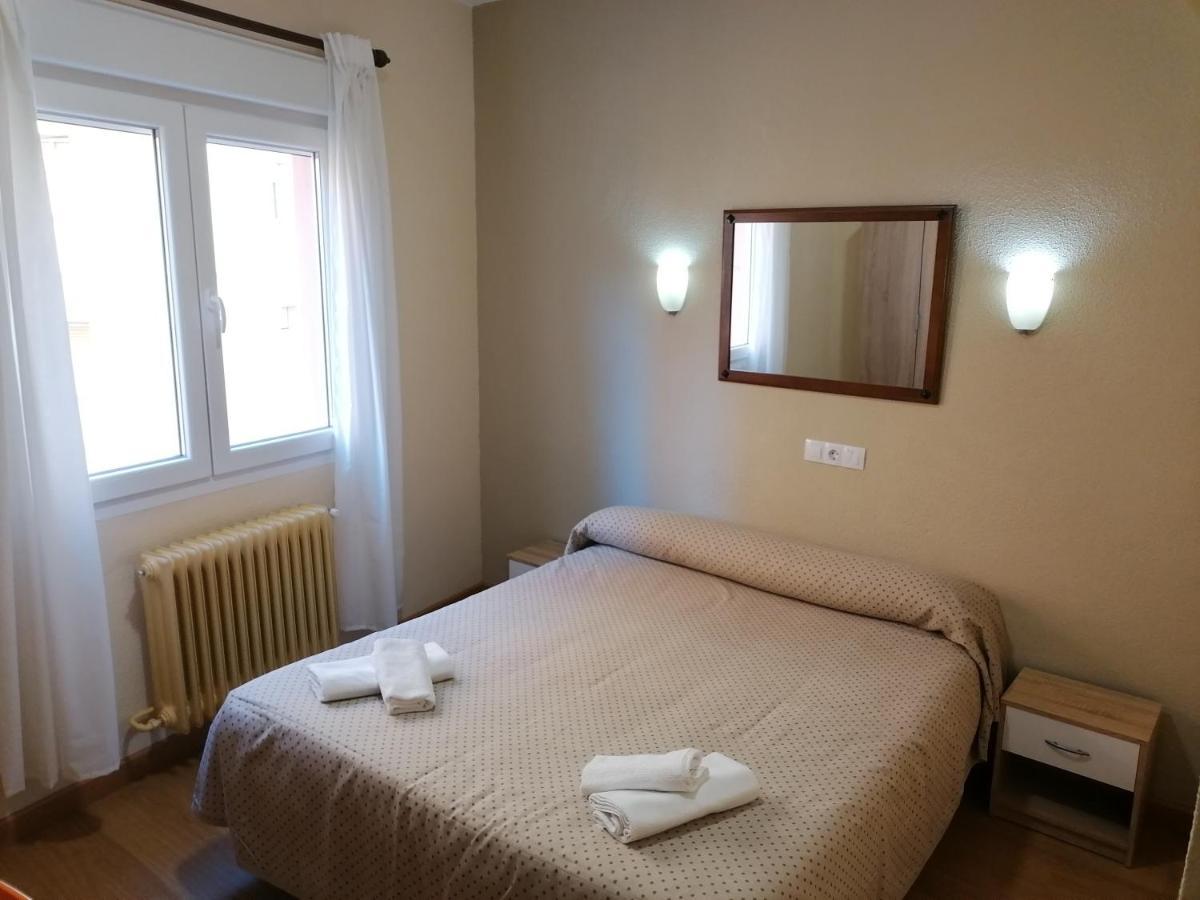 Caces Hostal Hernan Cortes מראה חיצוני תמונה