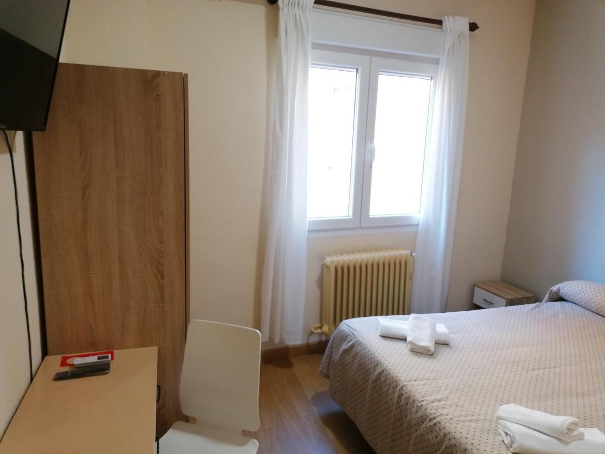 Caces Hostal Hernan Cortes מראה חיצוני תמונה