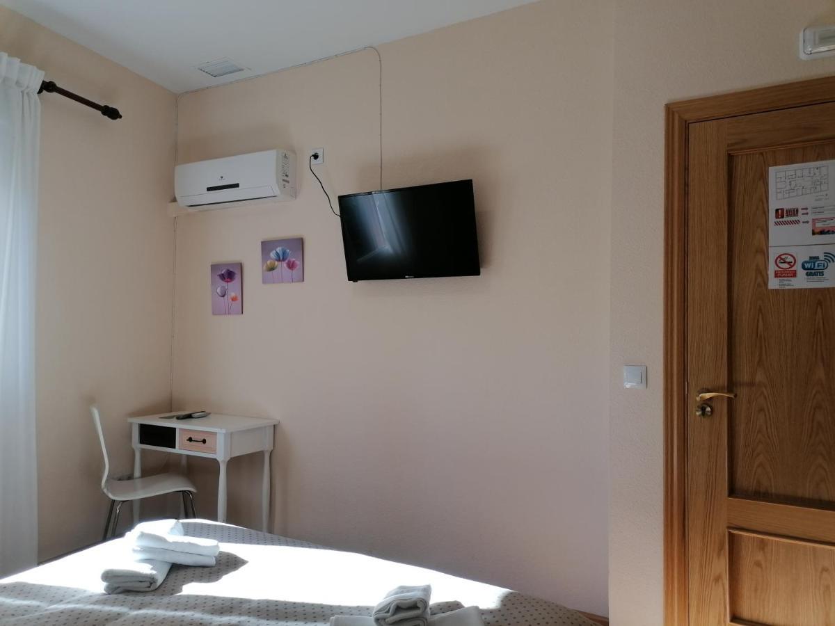 Caces Hostal Hernan Cortes מראה חיצוני תמונה