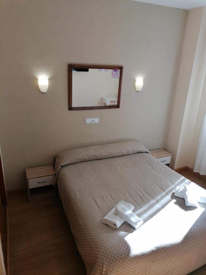 Caces Hostal Hernan Cortes מראה חיצוני תמונה