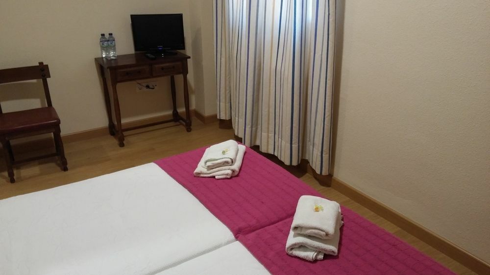 Caces Hostal Hernan Cortes מראה חיצוני תמונה