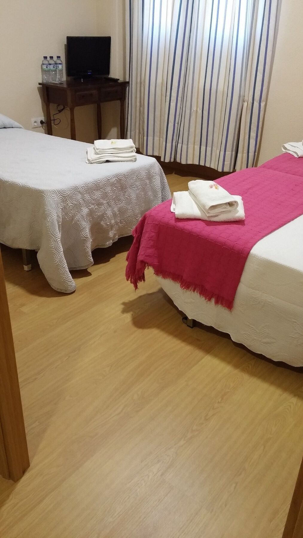 Caces Hostal Hernan Cortes מראה חיצוני תמונה