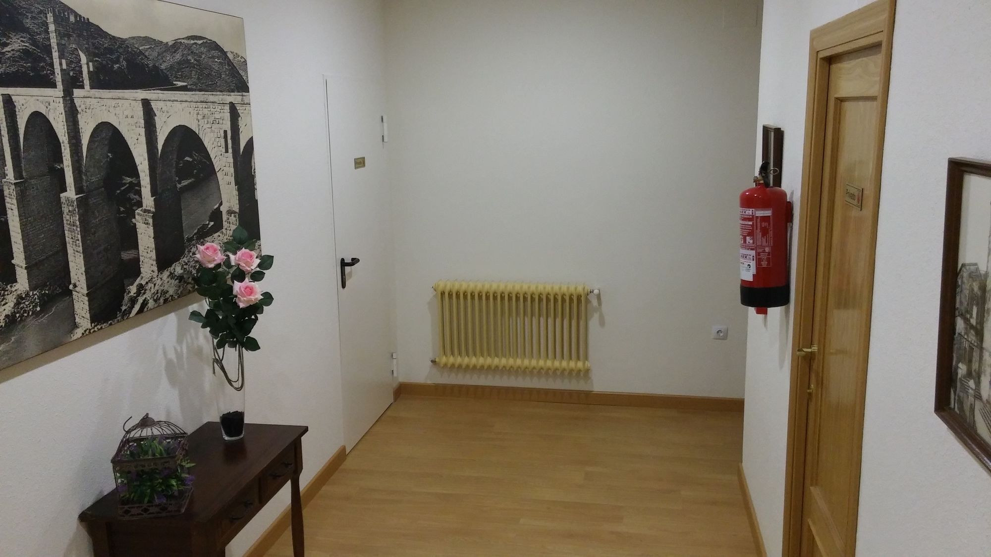 Caces Hostal Hernan Cortes מראה חיצוני תמונה