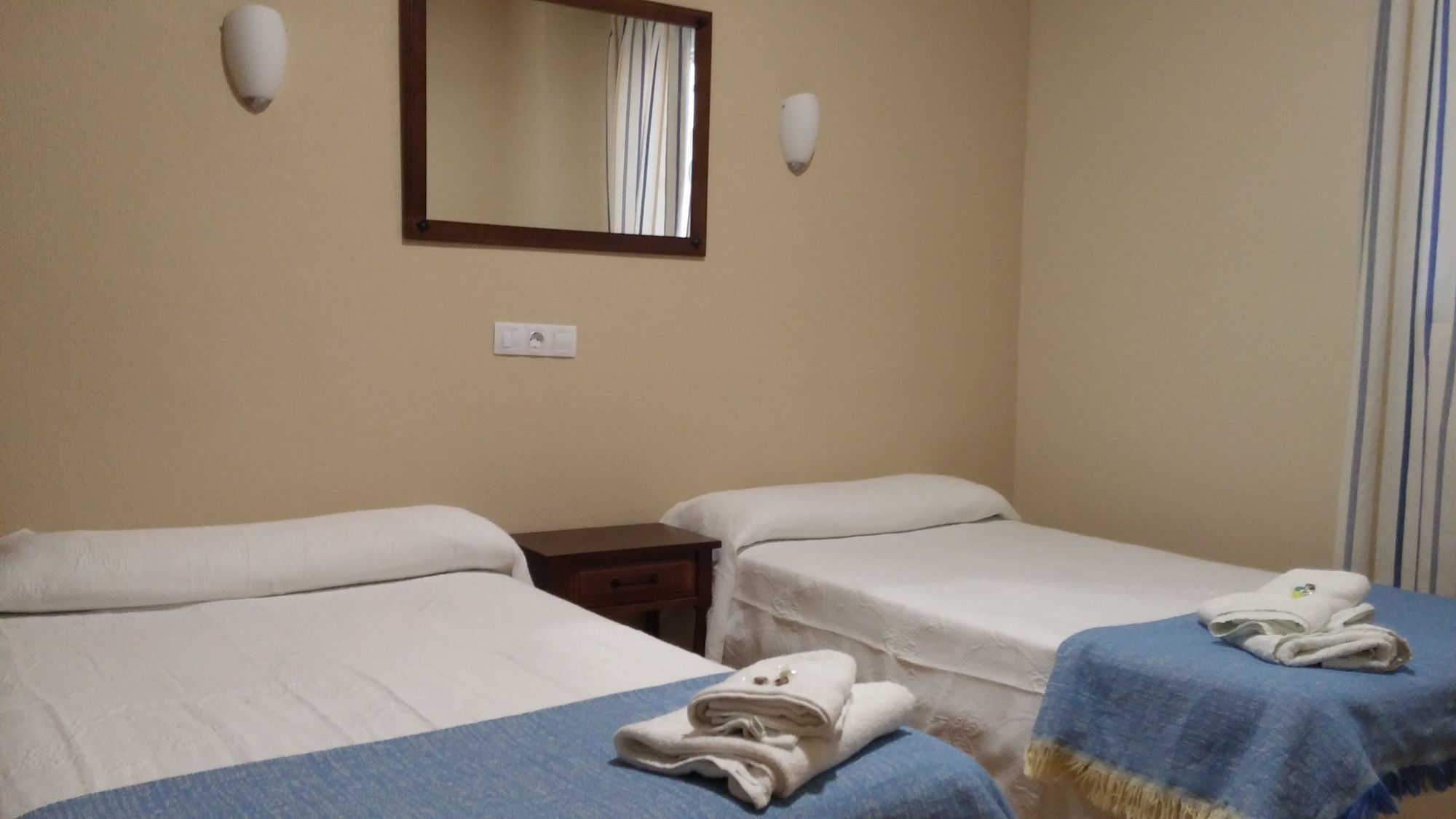 Caces Hostal Hernan Cortes מראה חיצוני תמונה