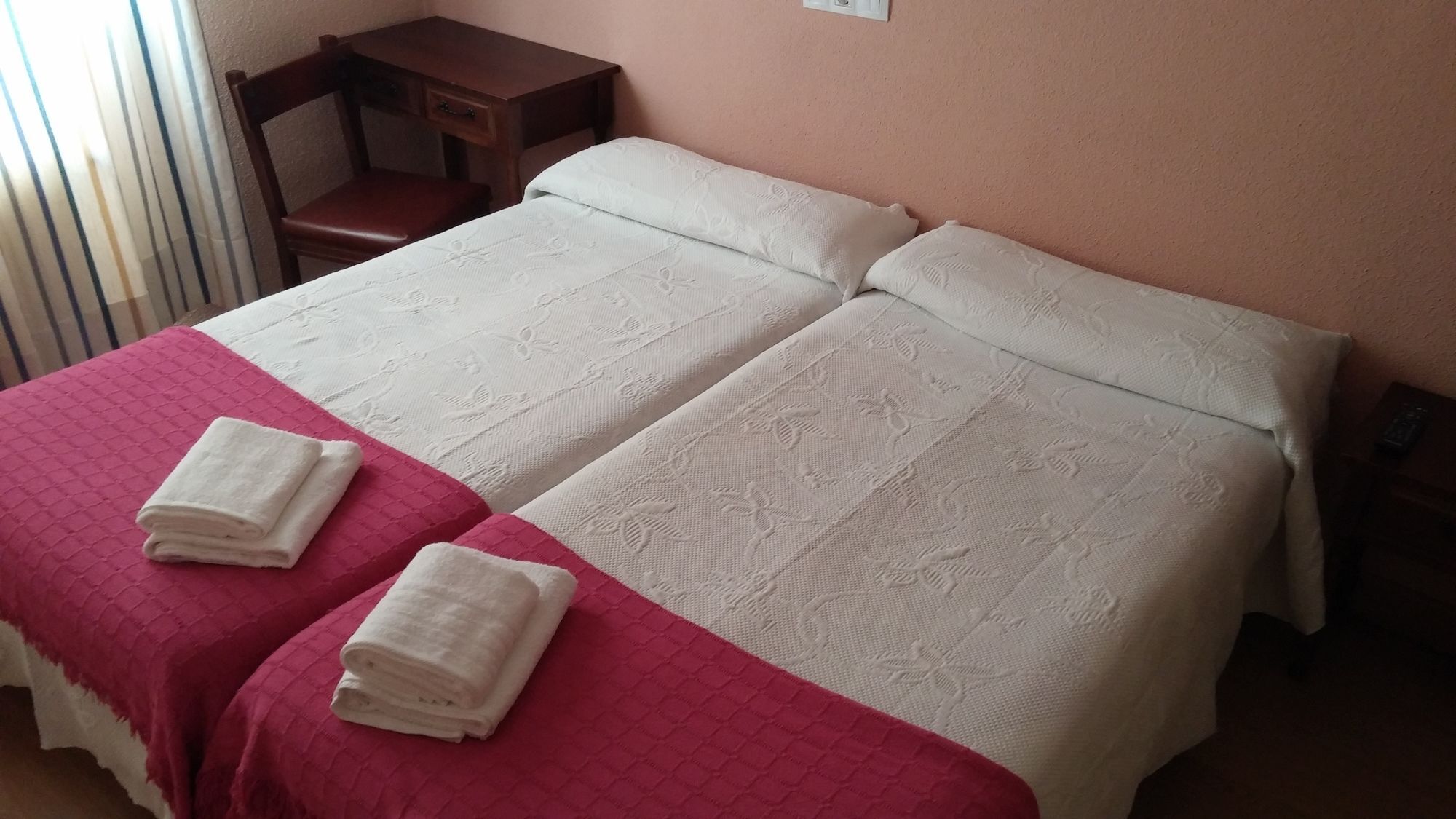Caces Hostal Hernan Cortes מראה חיצוני תמונה